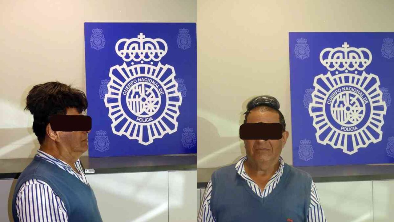 Este protuberante peluquín alertó a la policía española en el aeropuerto de Barcelona.