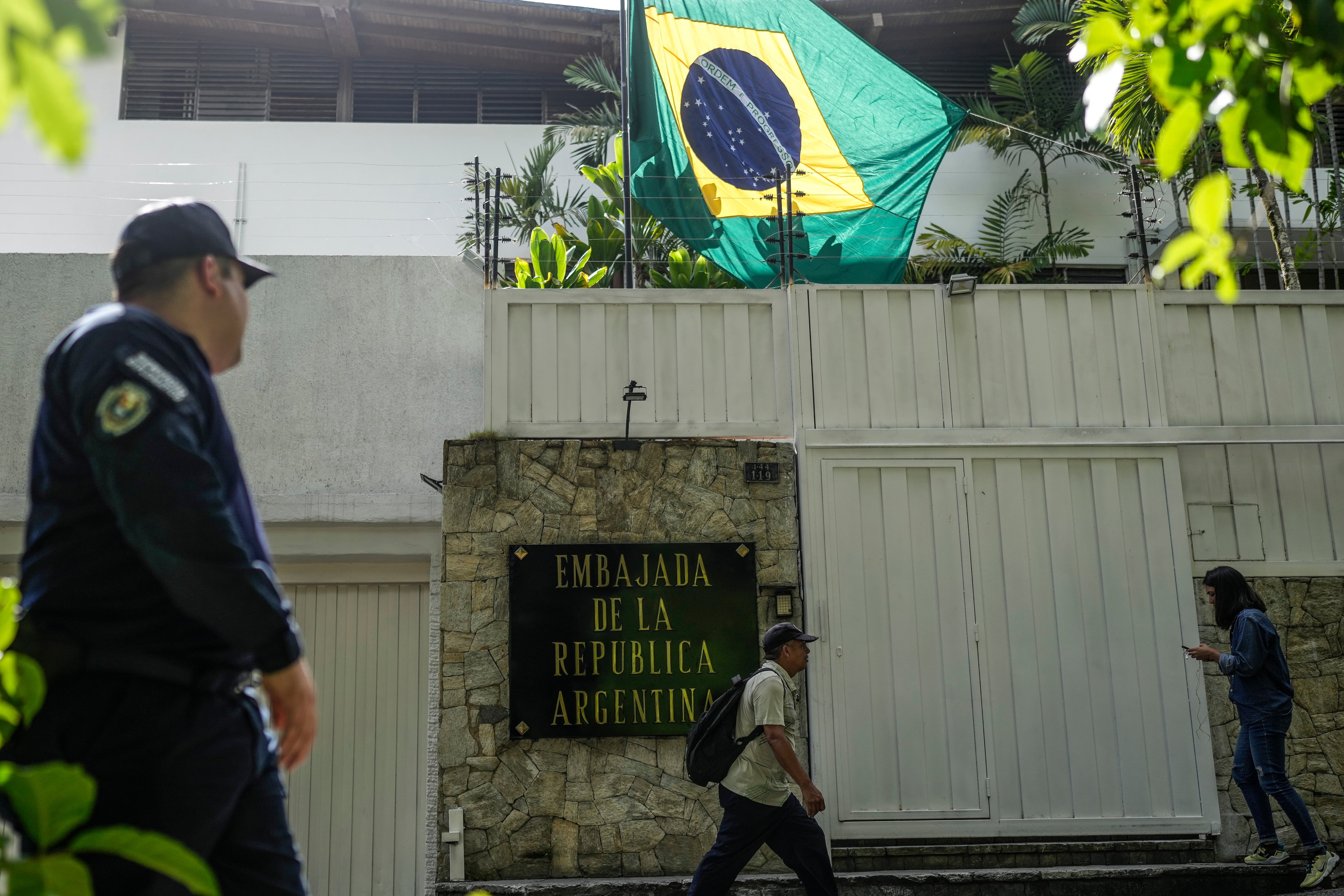 La bandera de Brasil ondea en la embajada de Argentina en Caracas, Venezuela, el jueves 1 de agosto de 2024. Argentina anunció que Brasil protegerá su embajada después de que el gobierno venezolano ordenara a su personal diplomático que abandonara el país después de que el gobierno argentino cuestionara la transparencia de las elecciones presidenciales venezolanas.