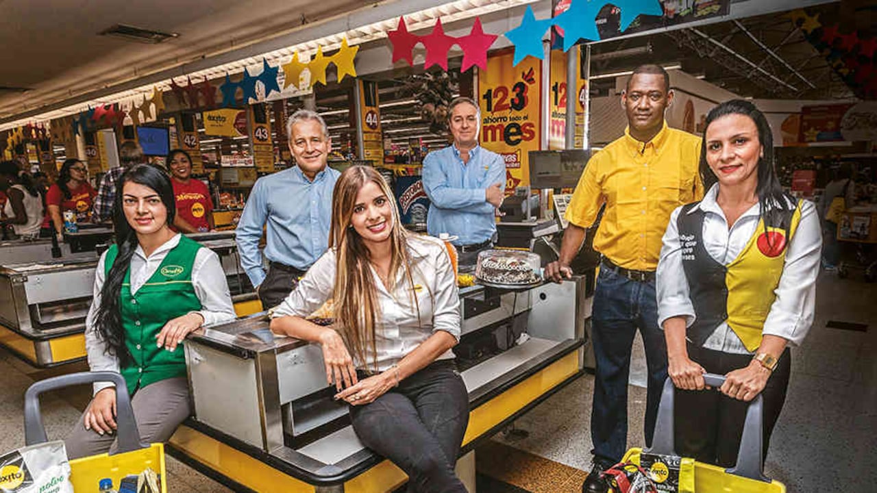 De izquierda a derecha: Daniela Muñoz, auxiliar de ventas de Carulla; Carlos Mario Giraldo, presidente Grupo Éxito; Katherin Kuipers, analista de reputación y eventos; Felipe Montoya, vicepresidente de Recursos Humanos; Freddys Palacios, auxiliar de ventas de Éxito, y Adriana Montoya, embajadora del servicio.