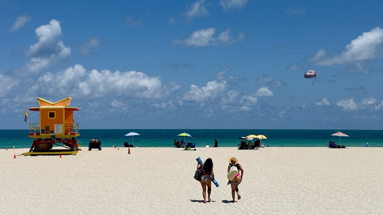 Varias playas a lo largo de la costa de Florida están bajo alerta de las autoridades.