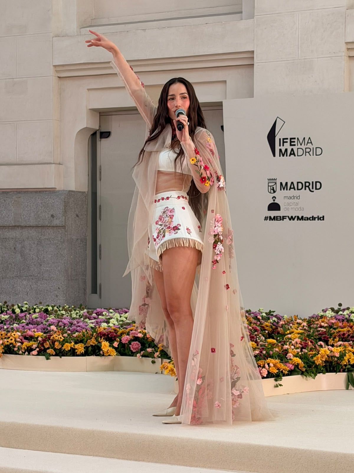 La artista Aria Vega canto en vivo en la pasarela de Agua by Agua Bendita en la galería de cristal en el Palacio de Cristal en la Mercedes Benz Fashion Week Madrid.