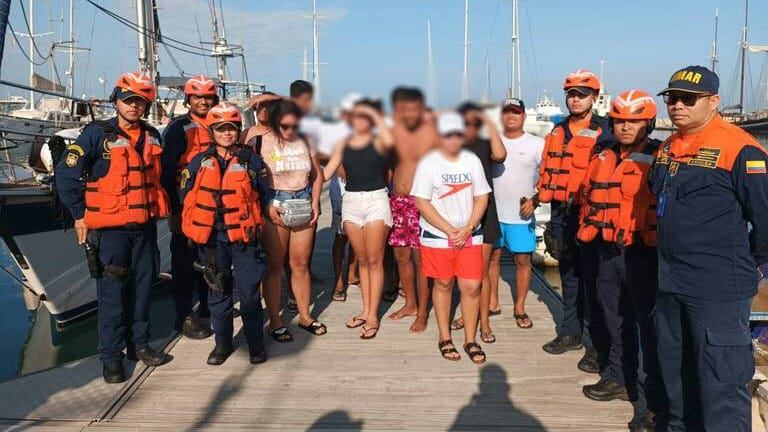 Los 12 tripulantes que iban en el yate fueron rescatados.