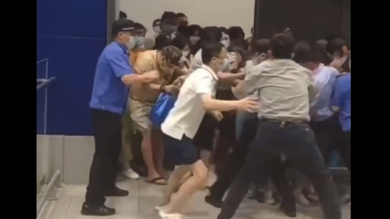 En video difundidos en redes sociales se ve a los clientes huyendo precipitadamente por lo que parece ser una salida de emergencia de la tienda, situada en el distrito Xuhui. Los agentes de seguridad, desbordados por la muchedumbre, tratan de mantener las puertas cerradas.