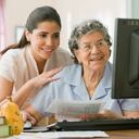 hispano, madre e hija, mirar la computadora