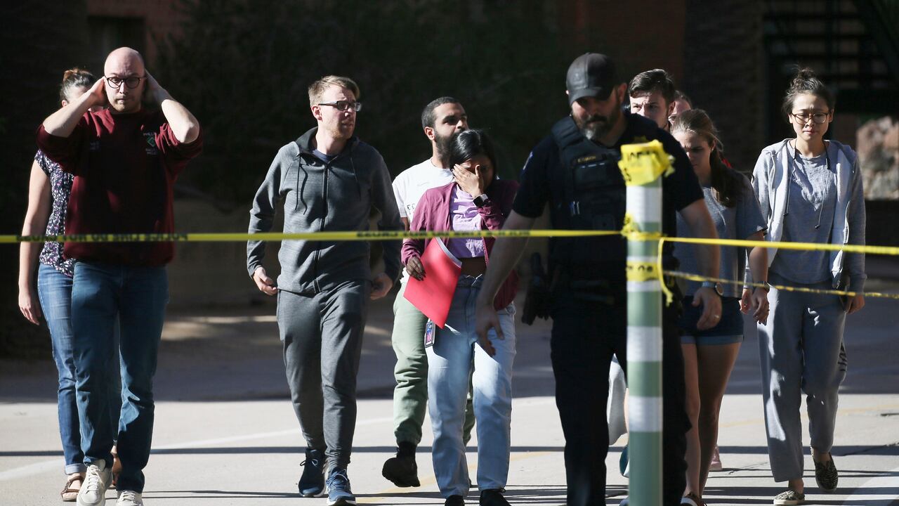 La policía de la Universidad de Arizona escolta a los estudiantes desde la escena de un tiroteo en el edificio John W. Harshbarger en el campus de la Universidad de Arizona en Tucson, Arizona, el pasado miércoles 5 de octubre de 2022. (Rebecca Sasnett/Arizona Daily Star via AP)