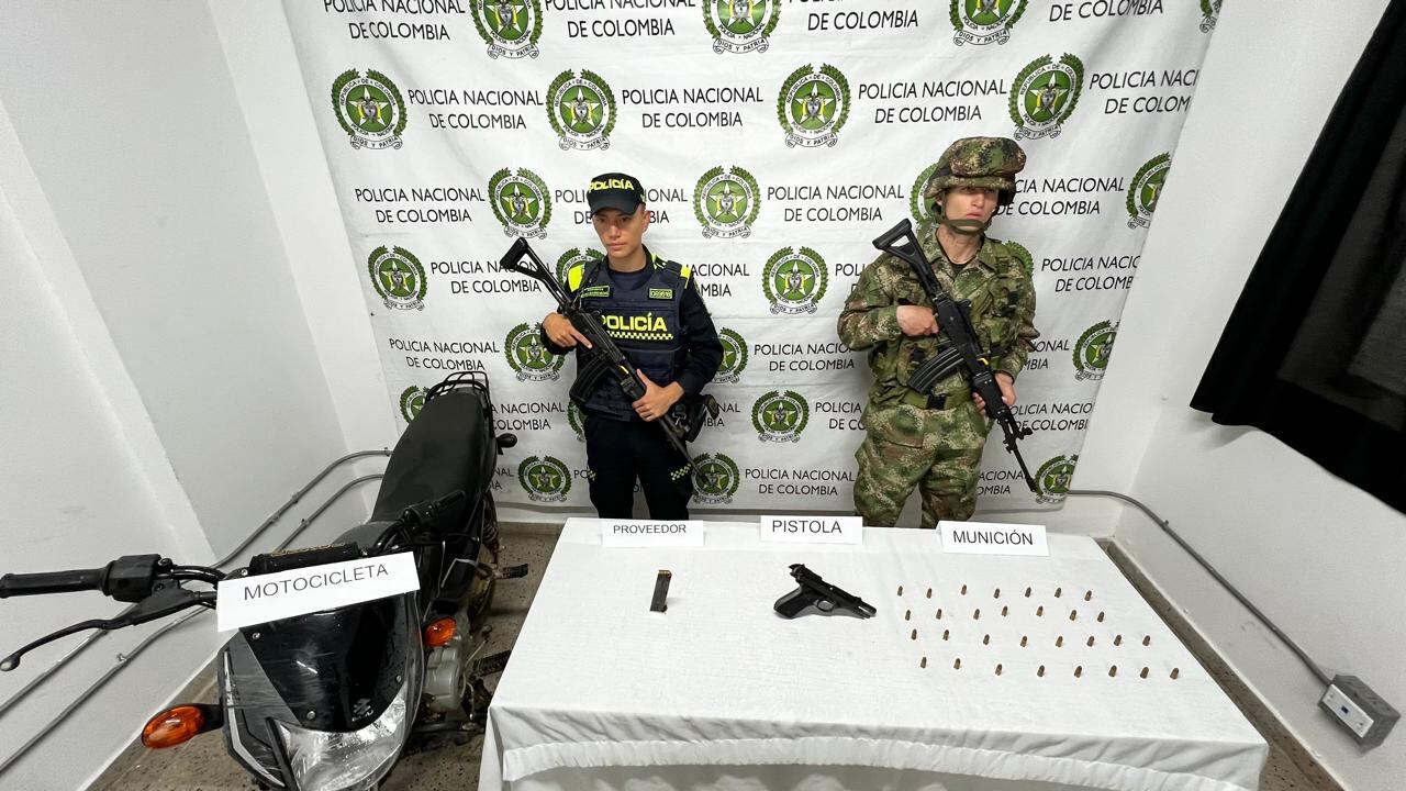 Motocicleta y arma incautada a quien disparó contra policía en Guatapé