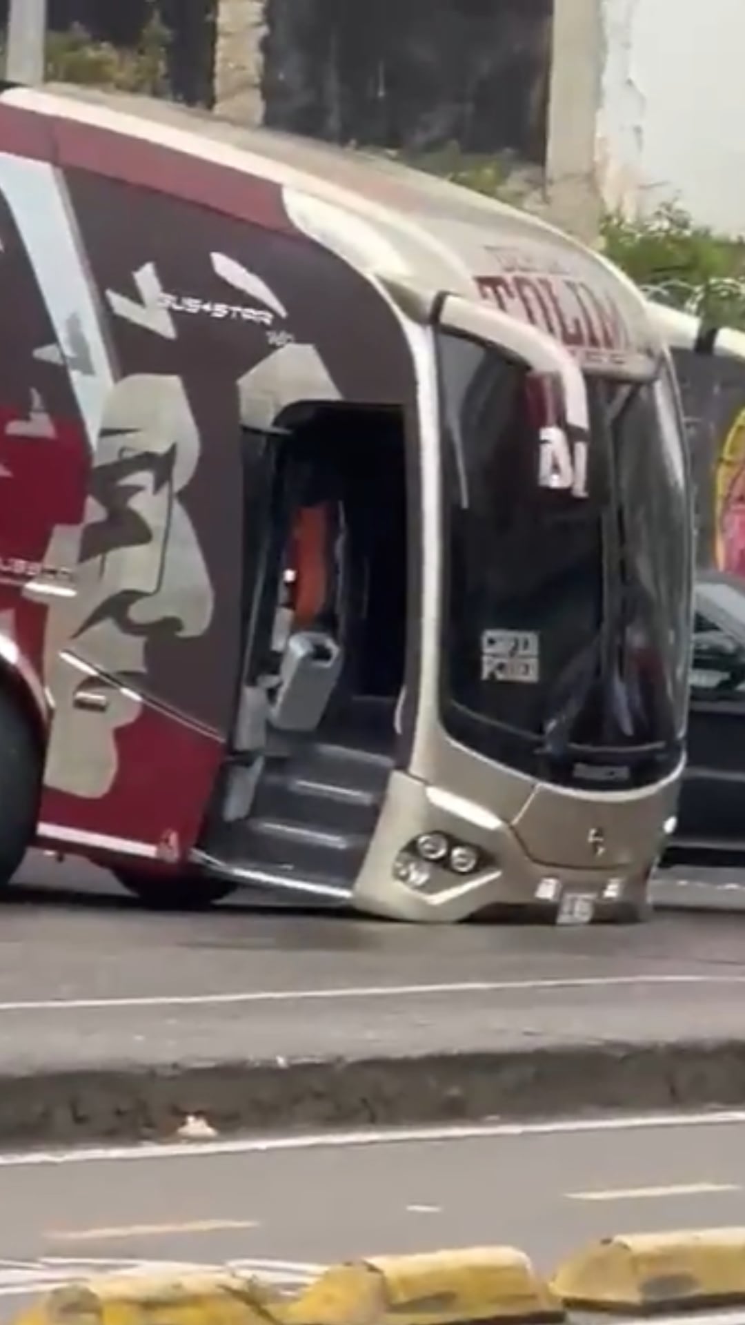 El Bus del Deportes Tolima se quedó atorado con el asfalto en principal vía de Bogotá.