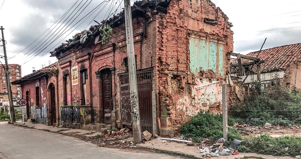    Estos inmuebles, que más parecen escombros y no han sido derrumbados por negligencia de las autoridades distritales, se han convertido en sitios de tortura y muerte para enviar mensajes de advertencia a grupos rivales en el tráfico de drogas.