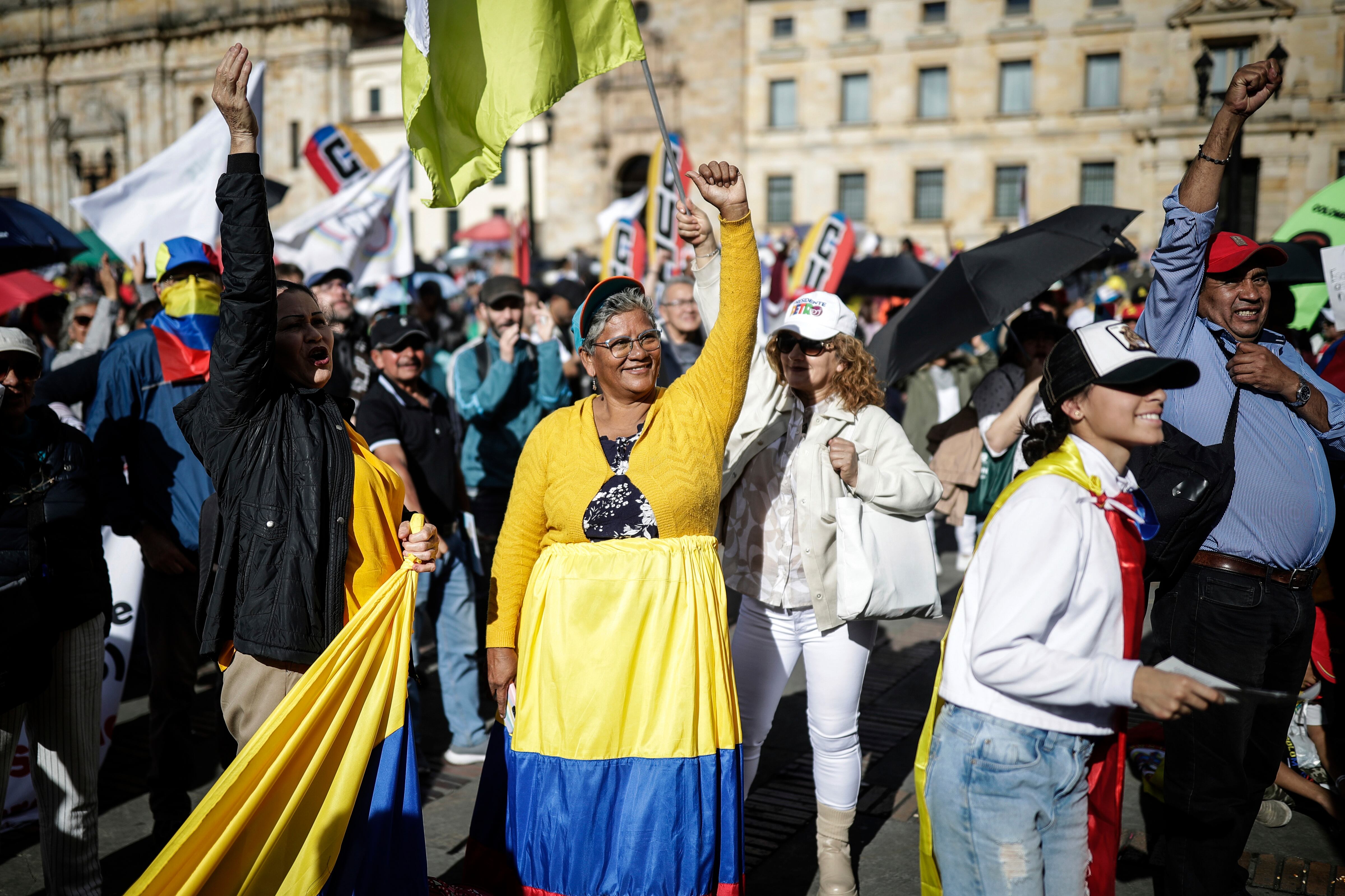 Los partidarios se manifiestan a favor de las reformas propuestas por el presidente colombiano Gustavo Petro, en Bogotá, Colombia, el jueves 20 de julio de 2023. El gobierno de Petro busca reformar los sistemas de salud y pensiones de la nación, y sus leyes laborales. (Foto AP/Iván Valencia)