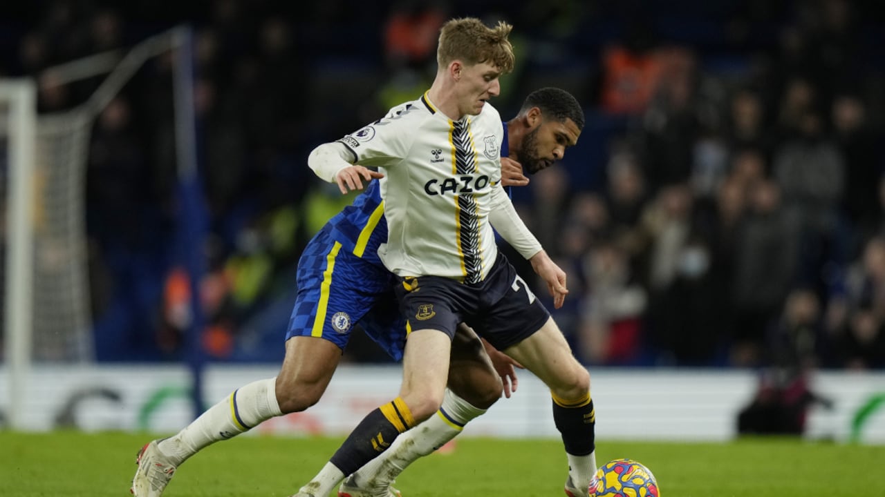 Everton's Anthony Gordon, right, challenges for the ball with Chelsea's Ruben Loftus-Cheek during the English Premier League soccer match between Chelsea and Everton, at the Stamford Bridge stadium in London, Thursday, Dec.16, 2021. (AP/Alastair Grant)
