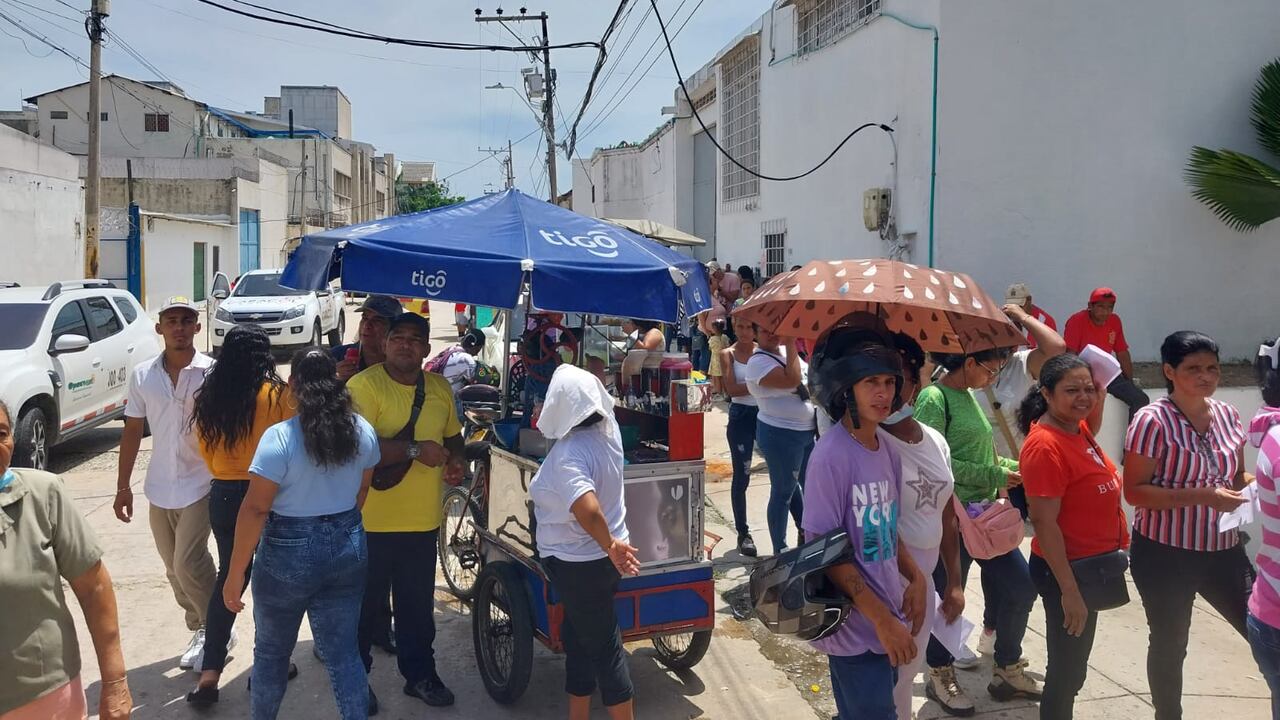 Filas en la sede del Banco Agrario.
