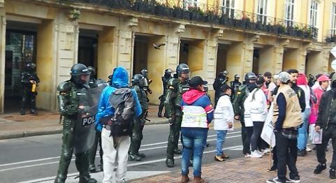 Tras denuncias de que hay jóvenes desaparecidos en los cementerios distritales, alrededor de 60 personas se manifiestan a esta hora en la Alcaldía de Bogotá.