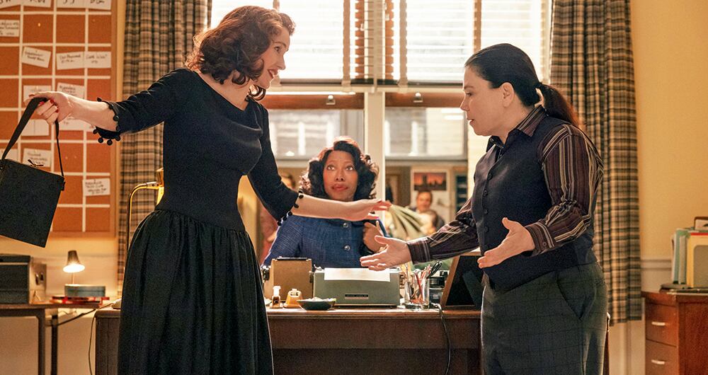 The Marvelous Mrs. Maisel, marcada por la chispa y el tempo de sus personajes indetenibles, caóticos, inteligentes, ofrece un gozo estético y una coreografía verbal impresionante. 