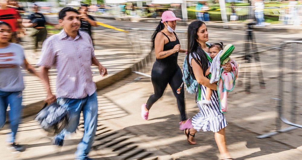 Como es costumbre, los colombianos dejan todo para última hora. En varias ciudades (3:55 p. m.) se vieron competencias para llegar a las urnas. Muchos no lograron votar. 