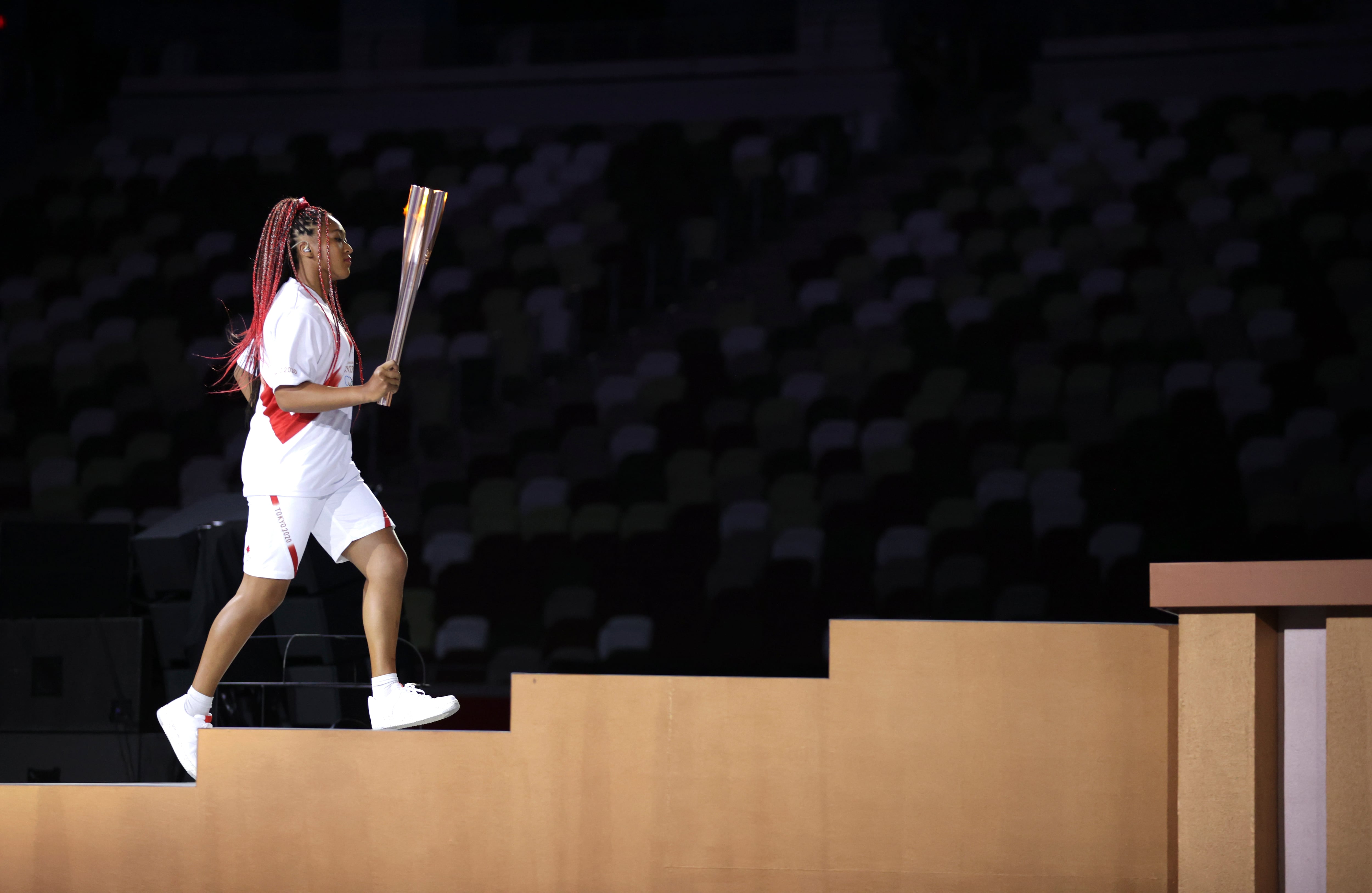 Naomi Osaka camino al Caldero Olímpico.