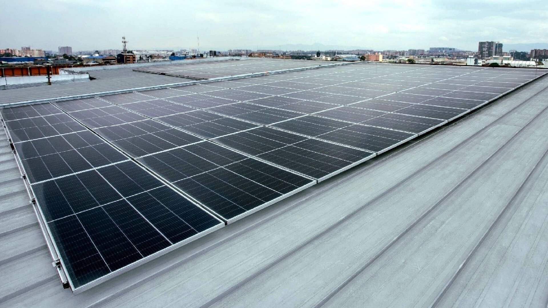 Con los 979 paneles el centro comercial podrá cubrir más del 20 % en la energía que consume de la red nacional.