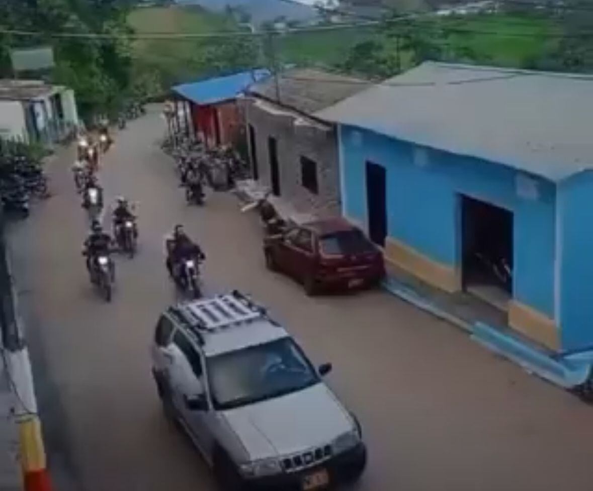 Caravana de docentes saliendo en el Catatumbo por el conflicto armado.