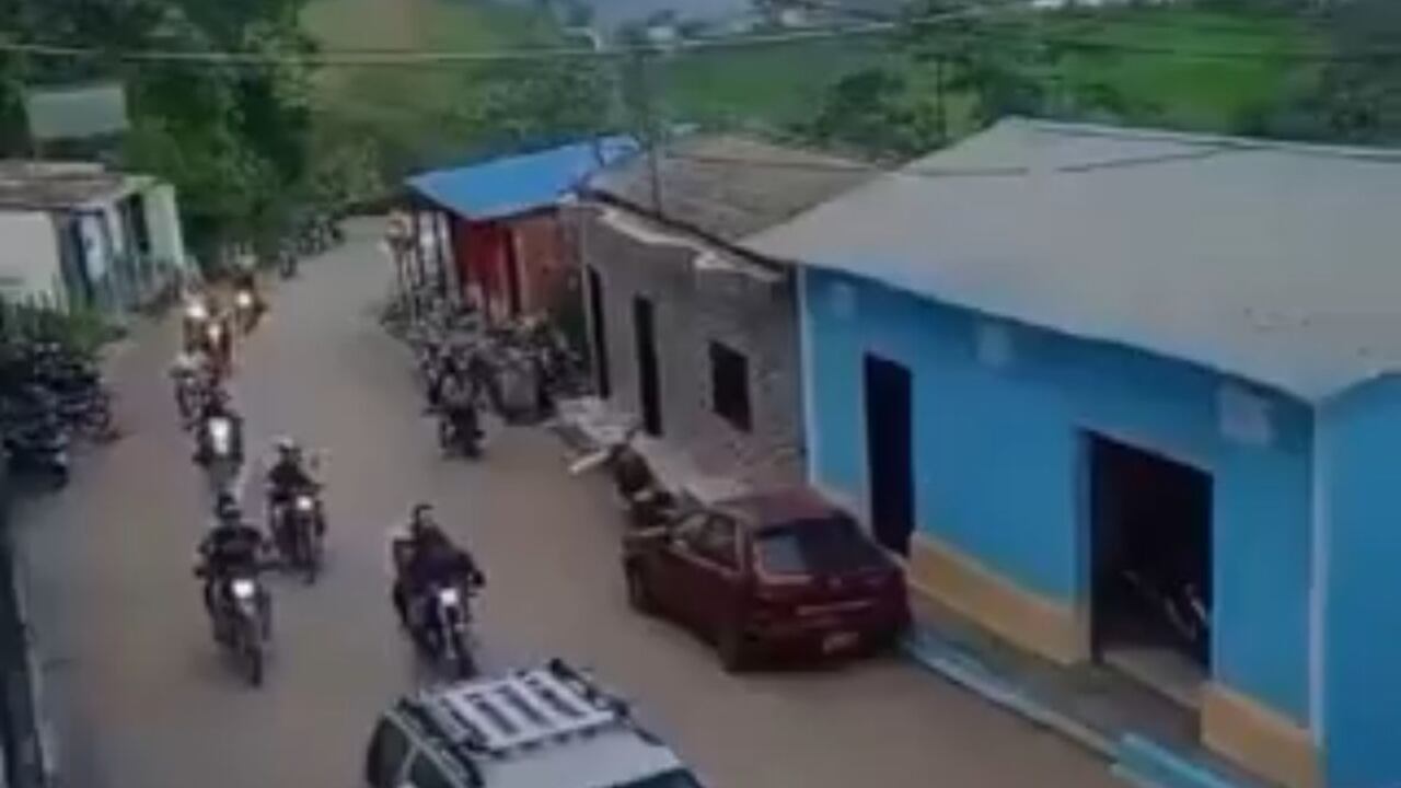 Caravana de docentes saliendo en el Catatumbo por el conflicto armado.