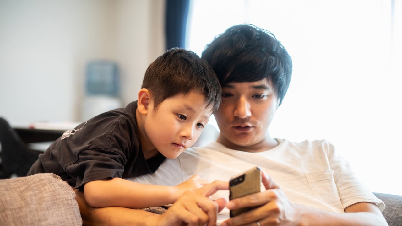 Los usuarios de teléfonos inteligentes deben actualizar continuamente sus dispositivos.