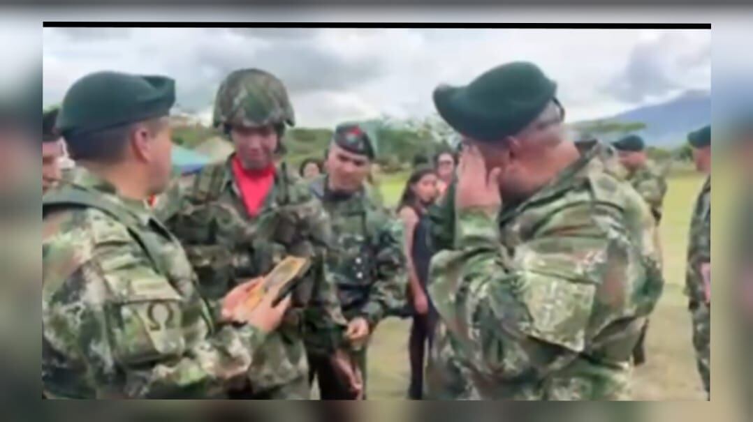 Entre lágrimas y abrazos, los conmovedores momentos del retiro de 70 soldados profesionales.