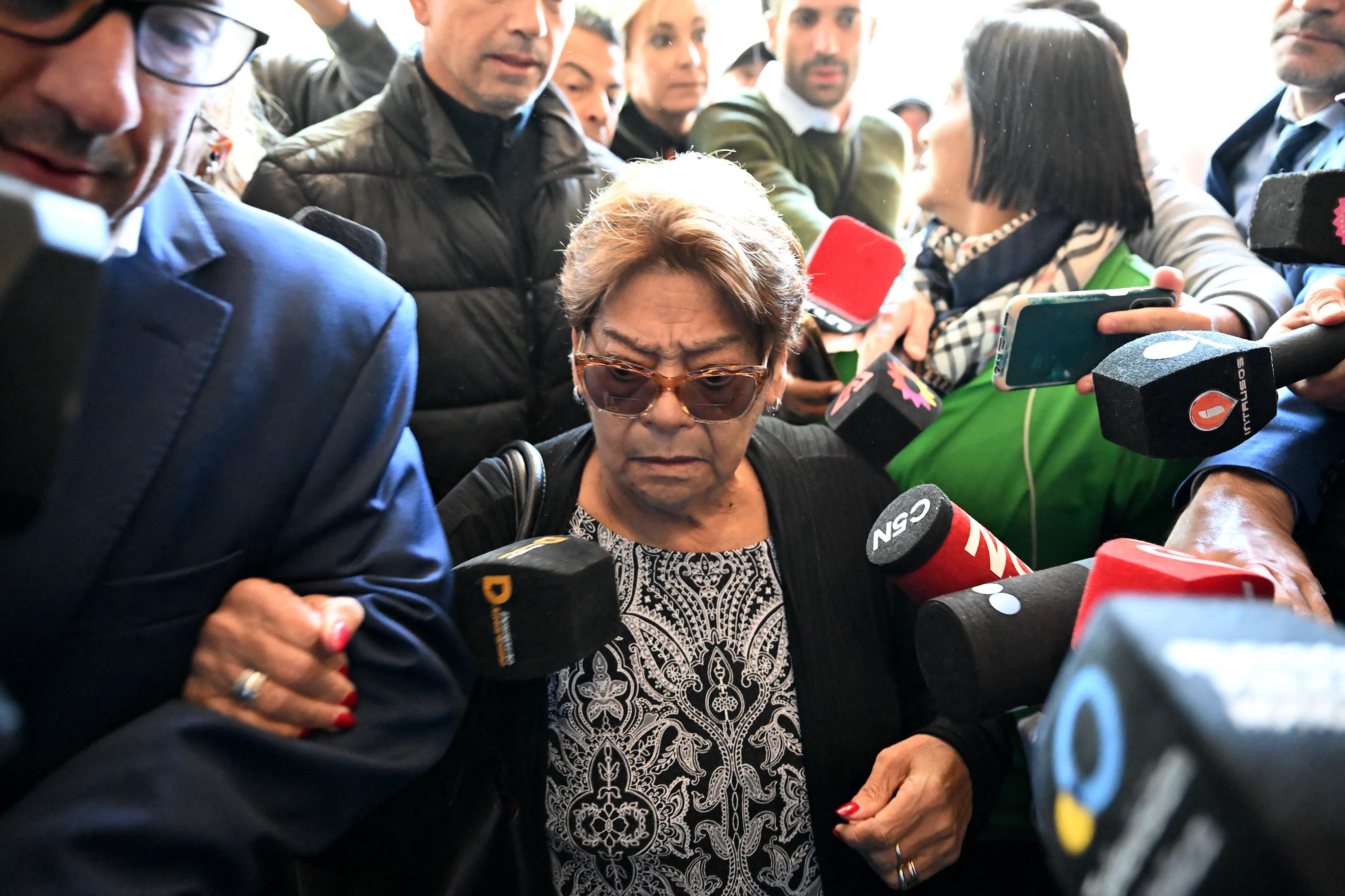Ana Estela Maradona (centro), hermana del fallecido futbolista argentino Diego Maradona, llega al juzgado de San Isidro para asistir a la audiencia del juicio por la muerte de su hermano en San Isidro, provincia de Buenos Aires, el 3 de abril de 2025. (Foto: Luis ROBAYO / AFP)