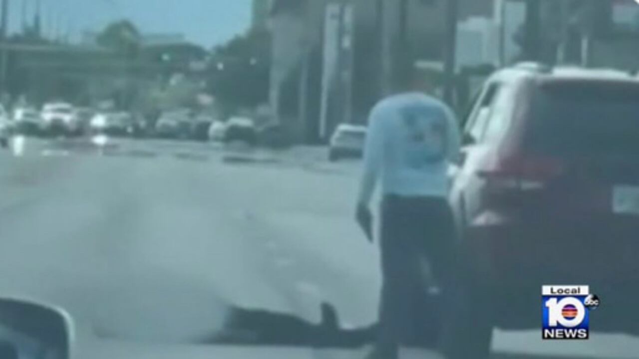 Las autoridades de Hialeah ubicada en el condado de Miami-Dade, Florida, avanzan en las investigaciones por el tiroteo que se registró en medio de una calle con alto flujo vehicular y que dejó una persona muerta.