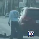 Las autoridades de Hialeah ubicada en el condado de Miami-Dade, Florida, avanzan en las investigaciones por el tiroteo que se registró en medio de una calle con alto flujo vehicular y que dejó una persona muerta.