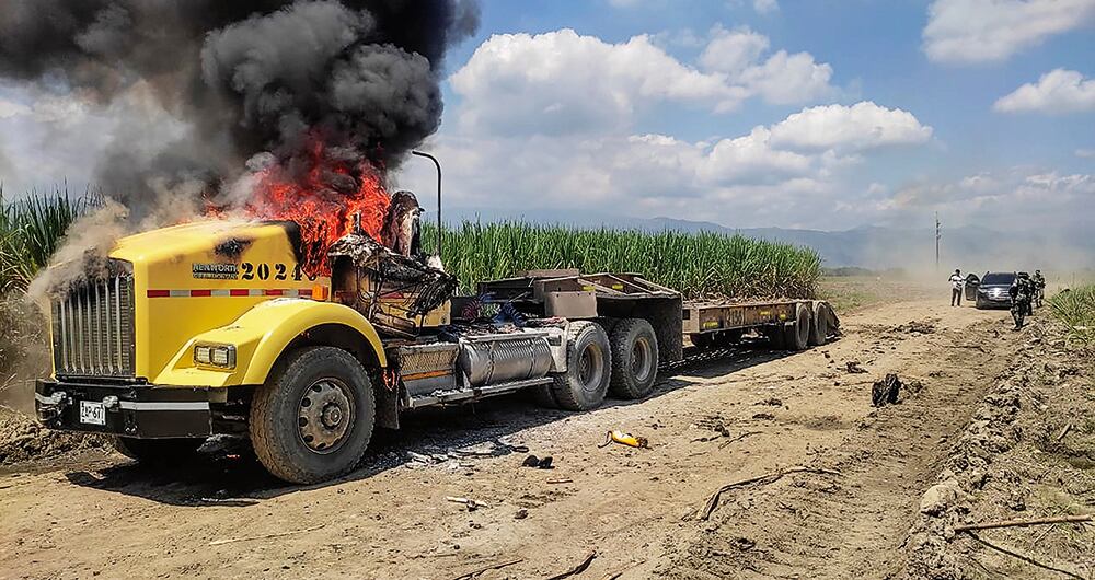 En medio de los choques, indígenas han quemado vehículos en los cultivos de caña de azúcar. 