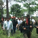 Ejército de Liberación Nacional (ELN) escolta al alcalde de la ciudad de Saravena (L) y otros civiles secuestrados a la libertad el 10 de abril de 2002 en la provincia de Arauca en Colombia. (Foto de Carlos Villalón/Getty Images)