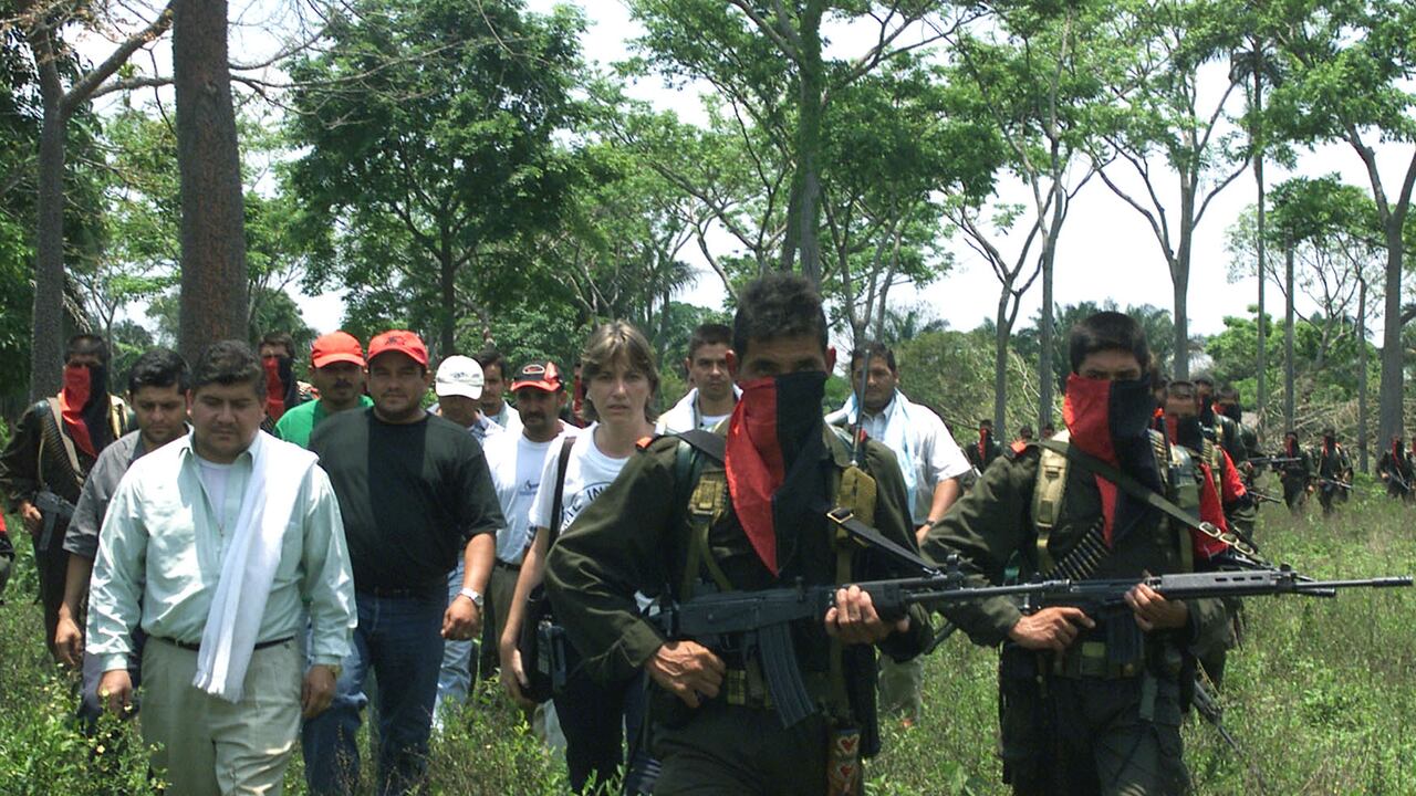 Ejército de Liberación Nacional () escolta al alcalde de la ciudad de Saravena (L) y otros civiles secuestrados a la libertad el 10 de abril de 2002 en la provincia de Arauca en Colombia. (Foto de Carlos Villalón/Getty Images)