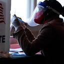 Una trabajadora electoral habla con un votante antes de que deposite su boleta el 3 de noviembre del 2020 en Atlanta. (AP Foto/Brynn Anderson)