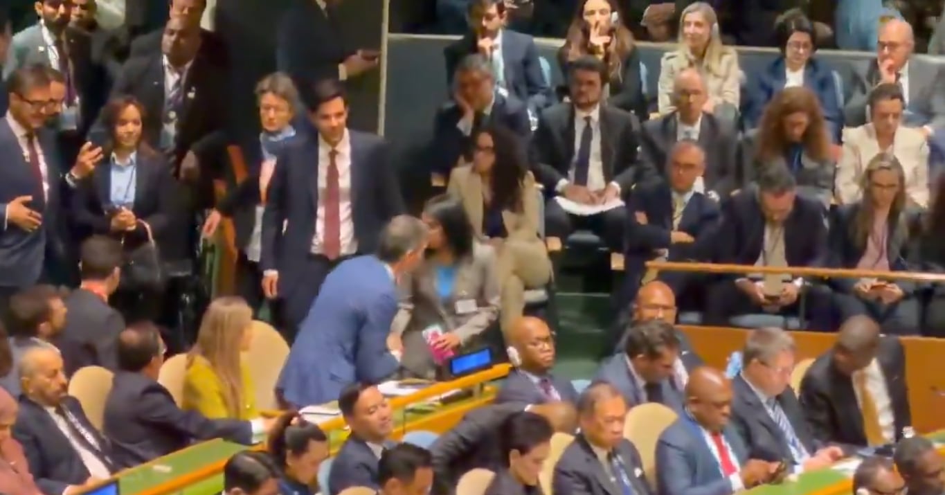 Saludo entre Delcy Rodríguez y Pedro Sánchez en la ONU
