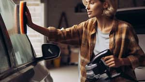 Pulir los vidrios de un carro