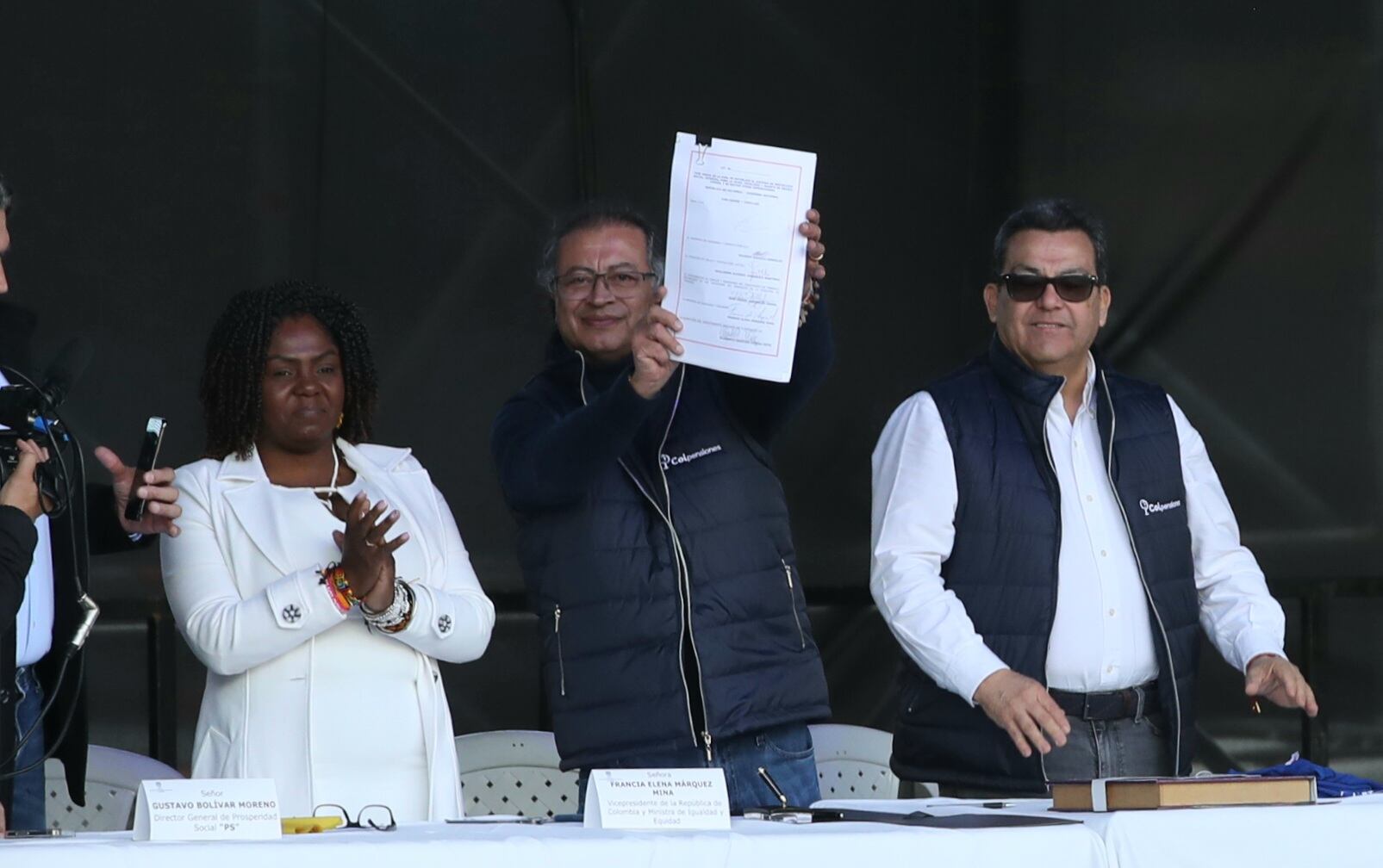Presidente Gustavo Petro sanciona la Reforma Pensional en la Plaza de Bolívar para ponerle la firma la ley ante cientos de adultos mayores