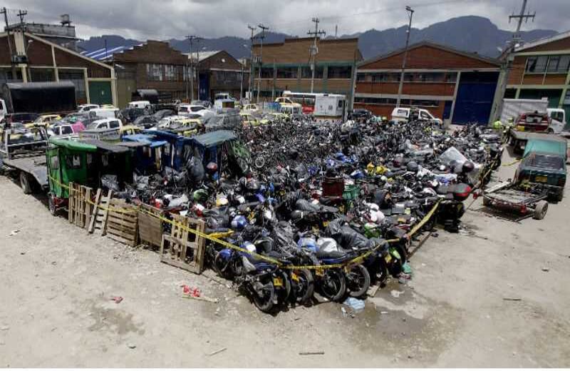 Nadie responde por los vehículos. Foto: Carlos Julio Martínez / SEMANA..