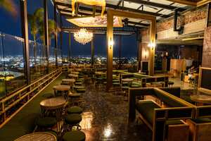 Narcisa no es un restaurante per se, pero si ofrece una variedad de entradas de autor como complemento a la rumba.