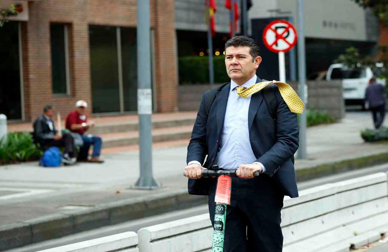 Las patinetas eléctricas, otra opción para transportarse en este día (Carrera 11). FOTO: León Darío Peláez. SEMANA