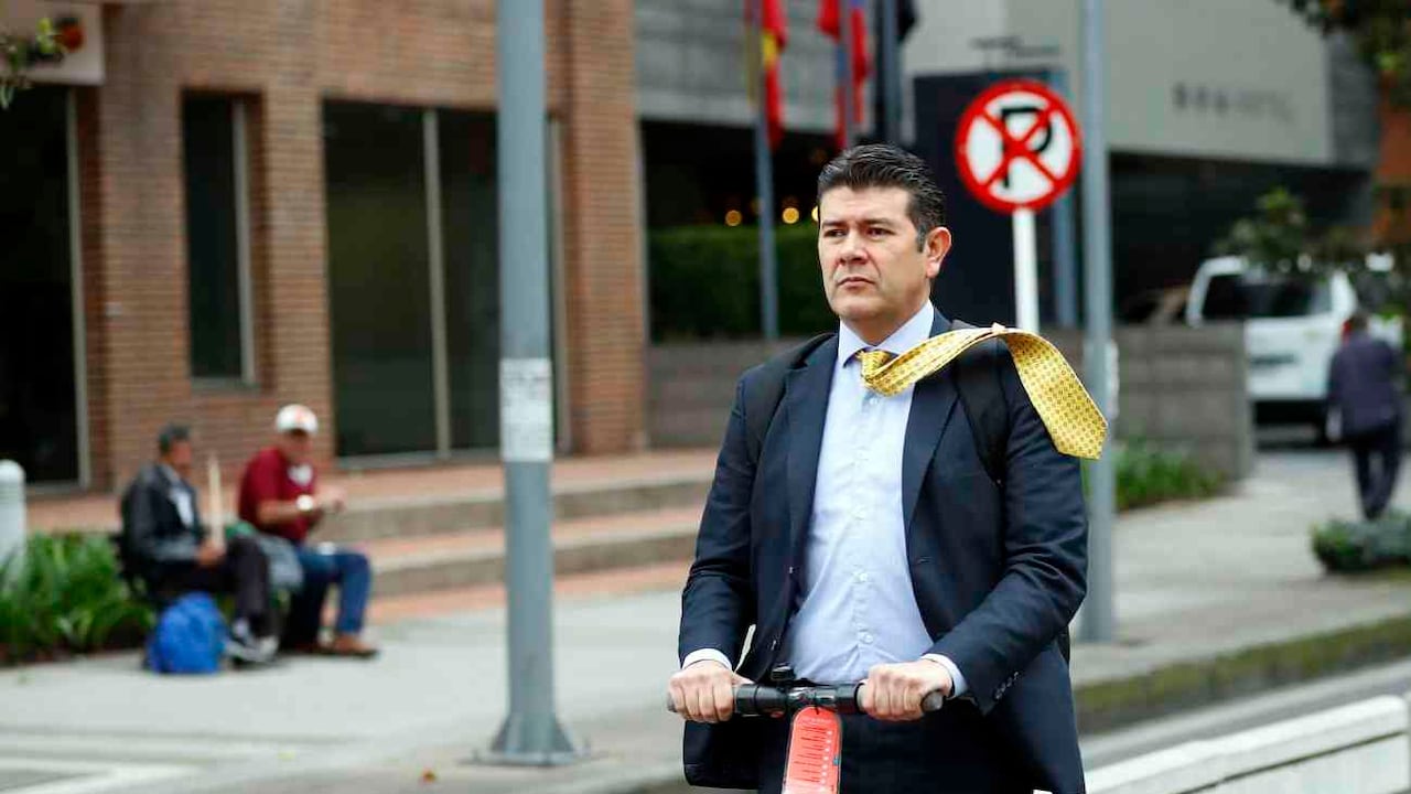 Las patinetas eléctricas, otra opción para transportarse en este día (Carrera 11). FOTO: León Darío Peláez. SEMANA