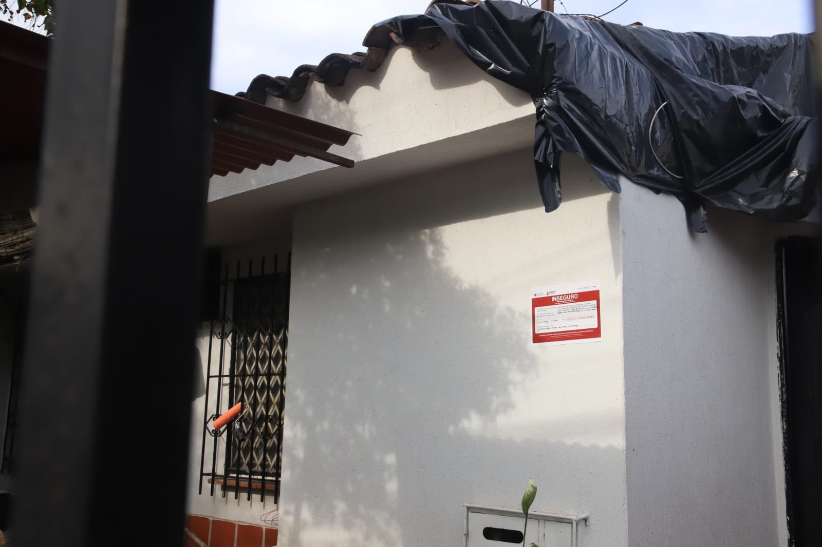 Los letreros puestos en varias fachadas de Cali luego del terremoto del 10 de agosto de 2026