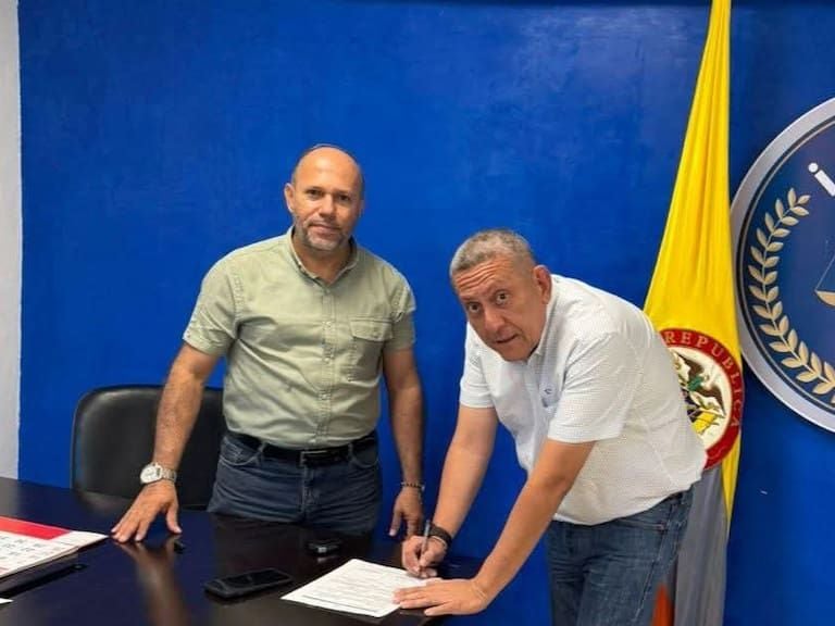 Director de la cárcel de Neiva, Edgar Rodríguez, y el subdirector del establecimiento penitenciario, Renato Solano Osorio.