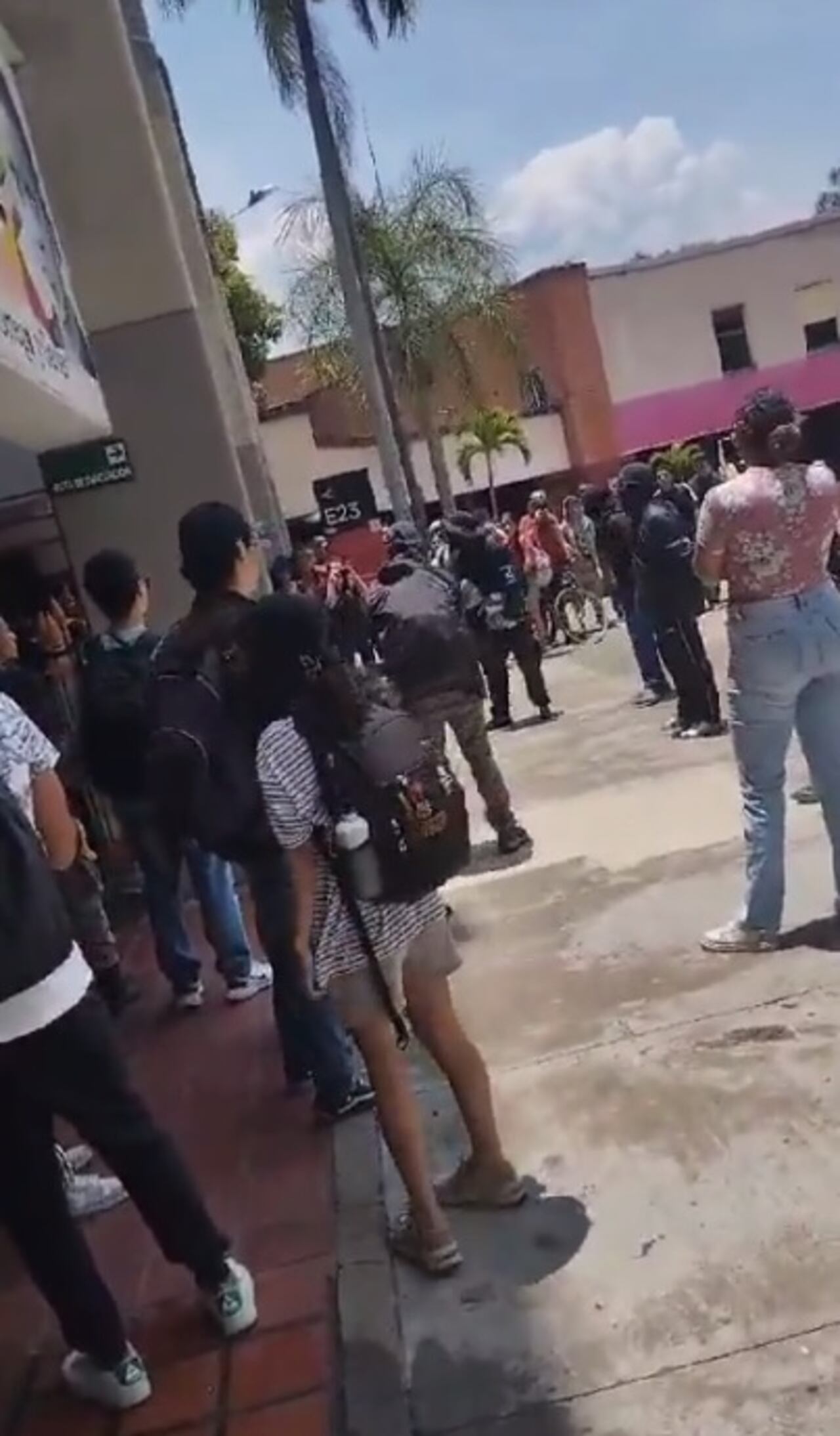 Acalorada discusión entre estudiantes de la Universidad del Valle y encapuchados.