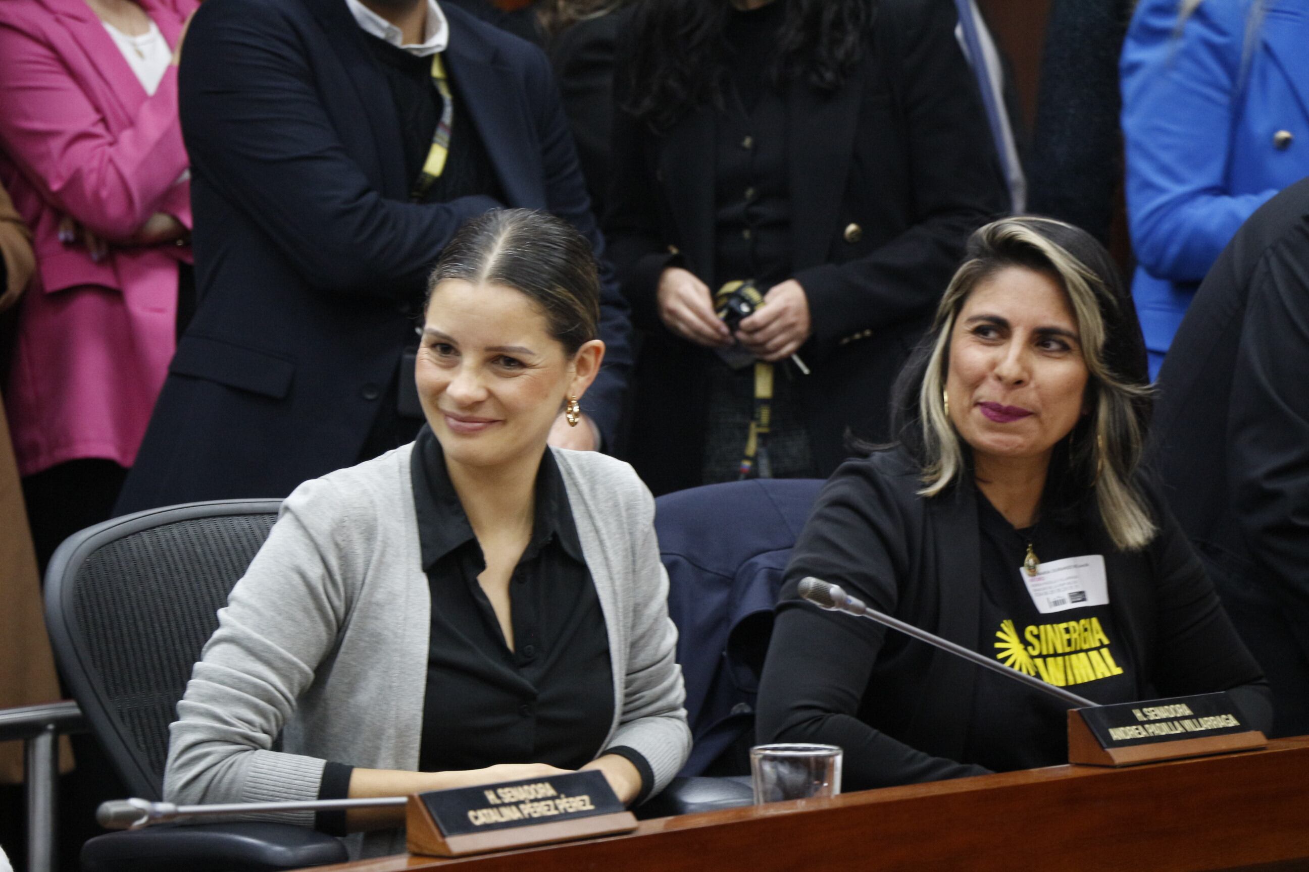 Andrea Padilla, senadora de la Alianza Verde, y Lyda Durango, directora la organización Sinergia Animal para Colombia.