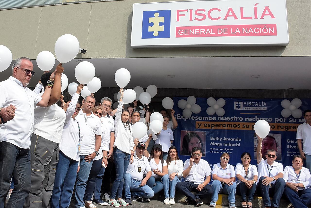 Funcionarios de la Fiscalía General realizan un plantón, para exigir la pronta liberación de los 2 investigadores y la pareja sentimental de uno de ellos, secuestrados en Santander de Quilichao por la columna Dagoberto Ramos de las disidencias de las FARC el pasado 19 de Abril.