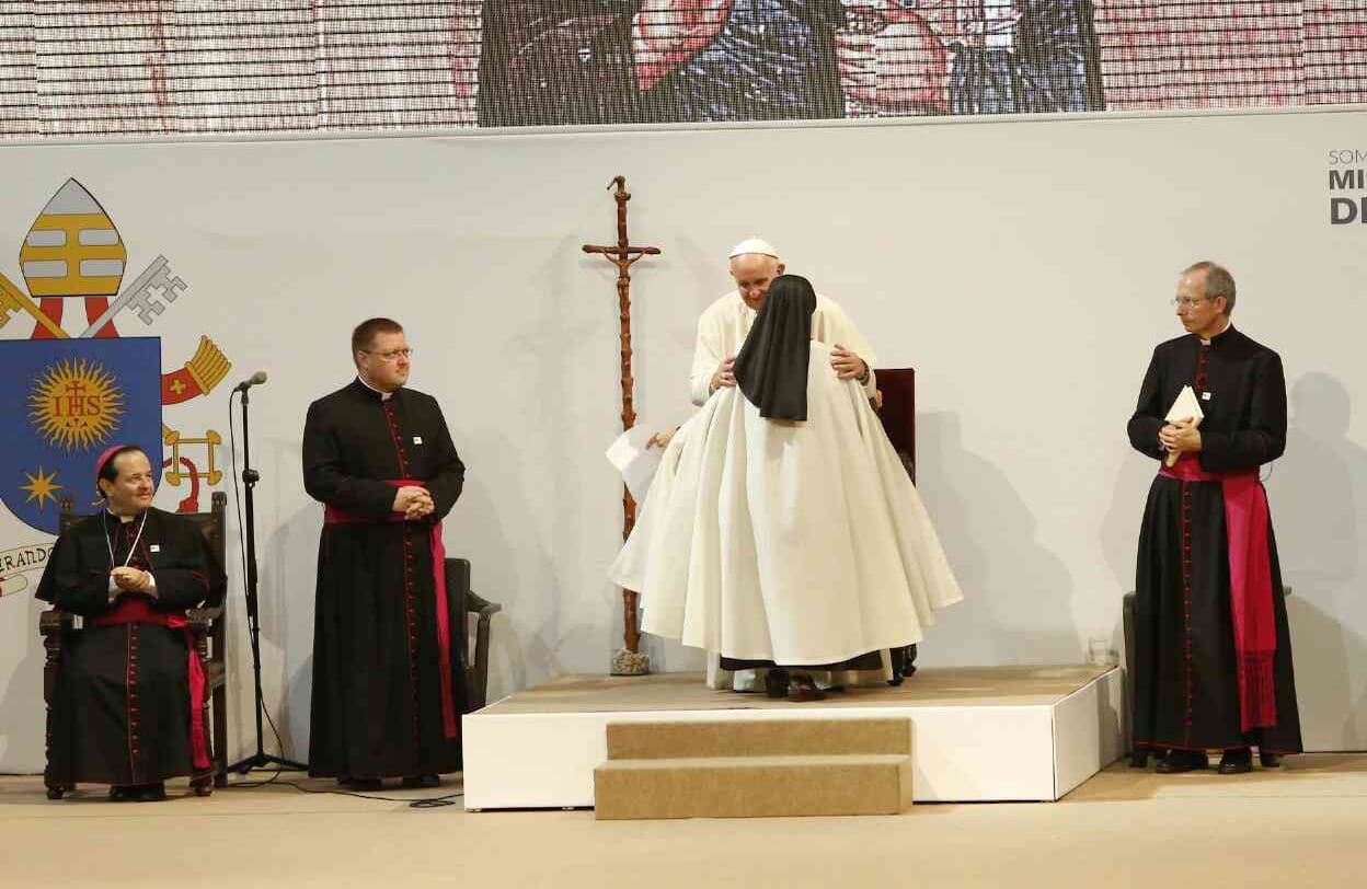 Religiosa abraza al papa Francisco después de terminar de dar testimonio. Foto: Guillermo Torres// SEMANA. 