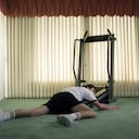 Una persona intentando hacer ejercicio