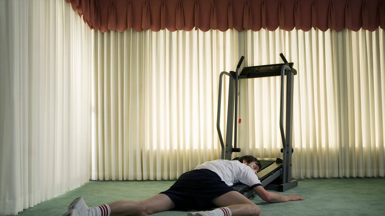 Una persona intentando hacer ejercicio