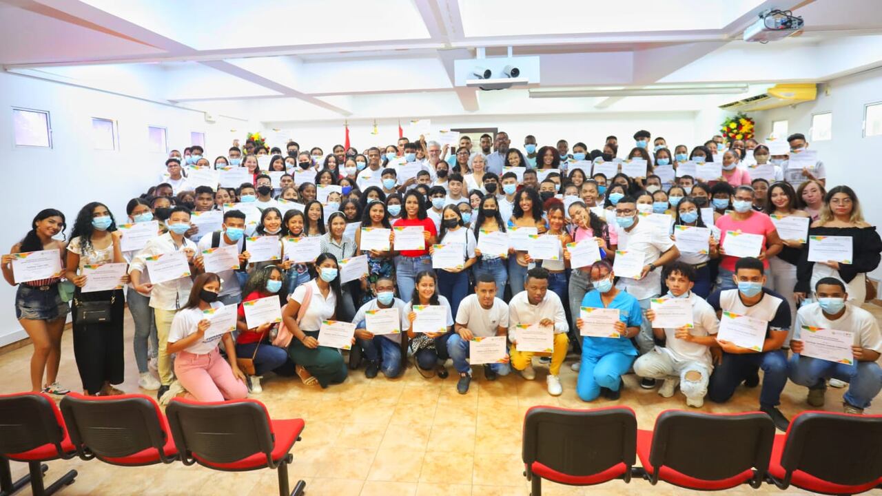 Fueron 192 los jóvenes ganadores de la beca Bicentenario.