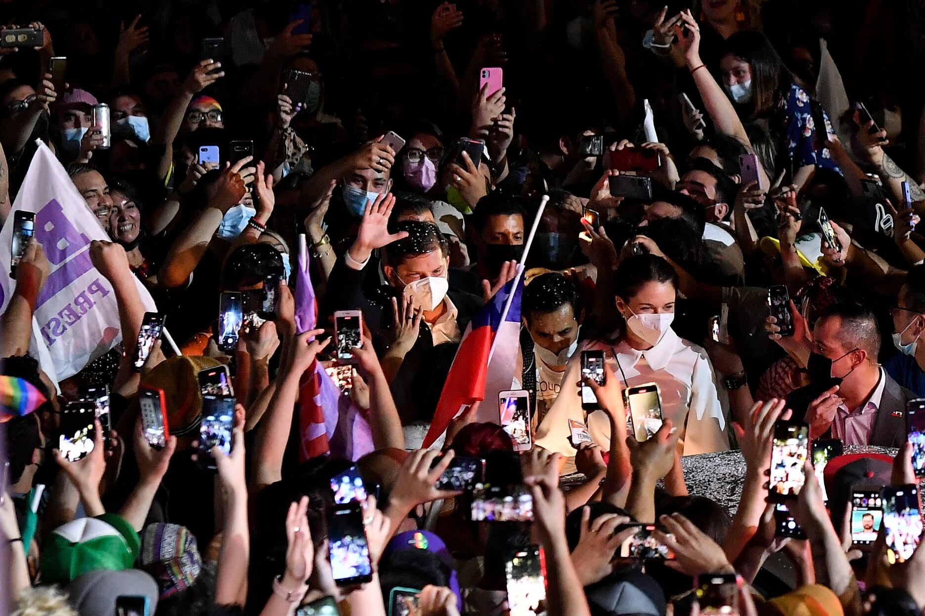 Al centro, el presidente electo de Chile, Gabriel Boric, de la coalición "Apruebo Dignidad", saluda a sus seguidores luego de su victoria en la segunda vuelta de las elecciones presidenciales en Santiago, Chile, el domingo 19 de diciembre de 2021. (Foto AP/Luis Hidalgo)