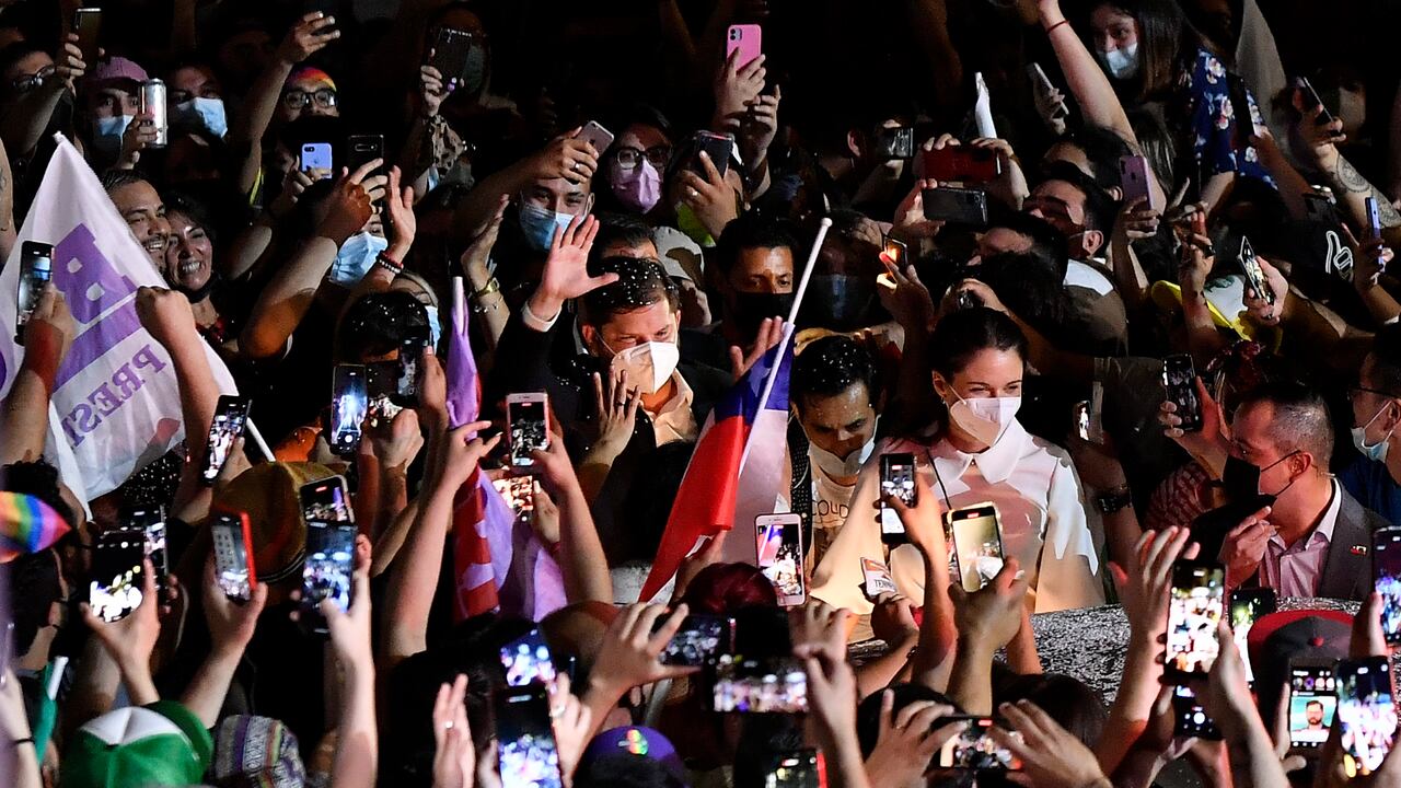 Al centro, el presidente electo de Chile, Gabriel Boric, de la coalición "Apruebo Dignidad", saluda a sus seguidores luego de su victoria en la segunda vuelta de las elecciones presidenciales en Santiago, Chile, el domingo 19 de diciembre de 2021. (Foto AP/Luis Hidalgo)
