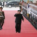 Esta fotografía tomada el 10 de septiembre de 2023 y publicada por la Agencia Central de Noticias Coreana (KCNA) oficial de Corea del Norte el 12 de septiembre de 2023 muestra al líder de Corea del Norte, Kim Jong Un, recibiendo una despedida mientras sale en tren desde Pyongyang para un visita a Rusia.